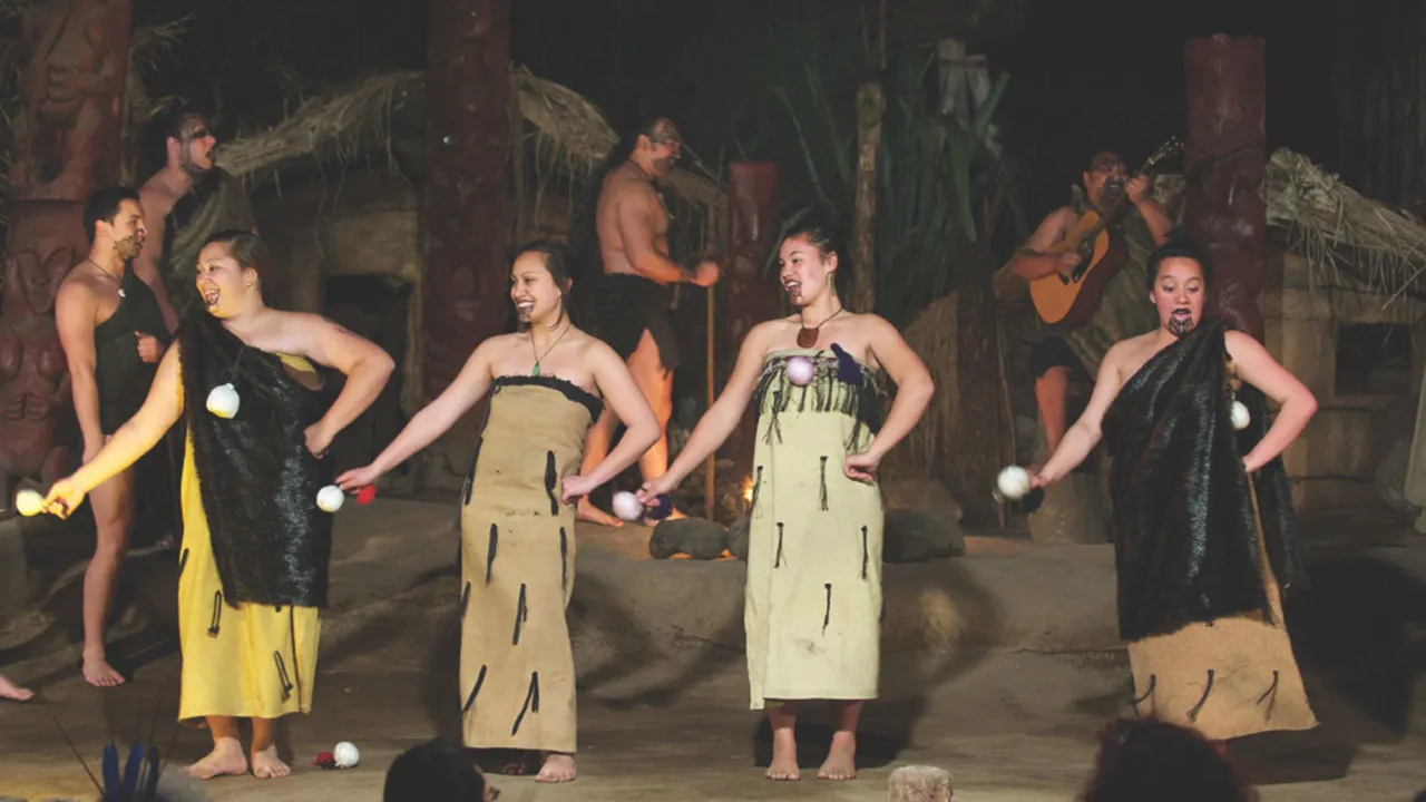 I Rotorua skal vi opleve traditionelle māori-sange og danse. Foto Viktors Farmor