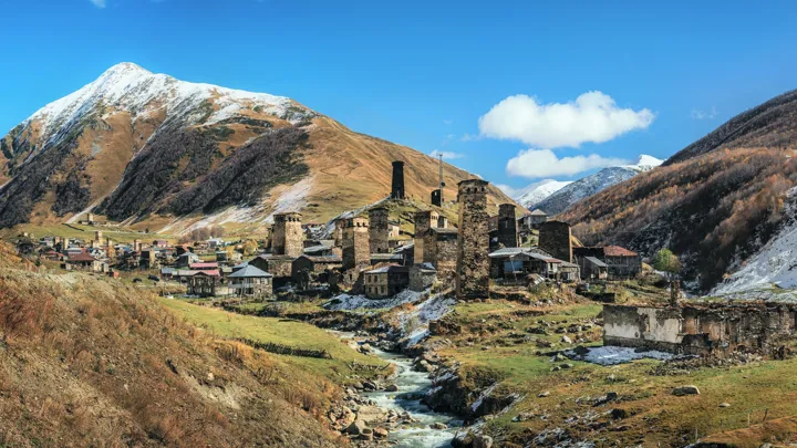 Ushguli ligger i 2200 m’s højde. Det er den højest beliggende kontinuerligt beboede landsby. Foto Viktors Farmor