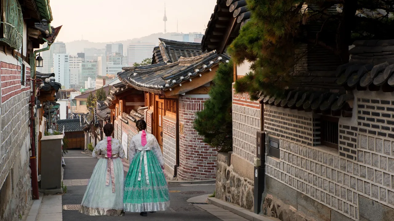 I Bukchon er omkring 900 af de traditionelle hanok-huse er bevaret. Foto Viktors Farmor