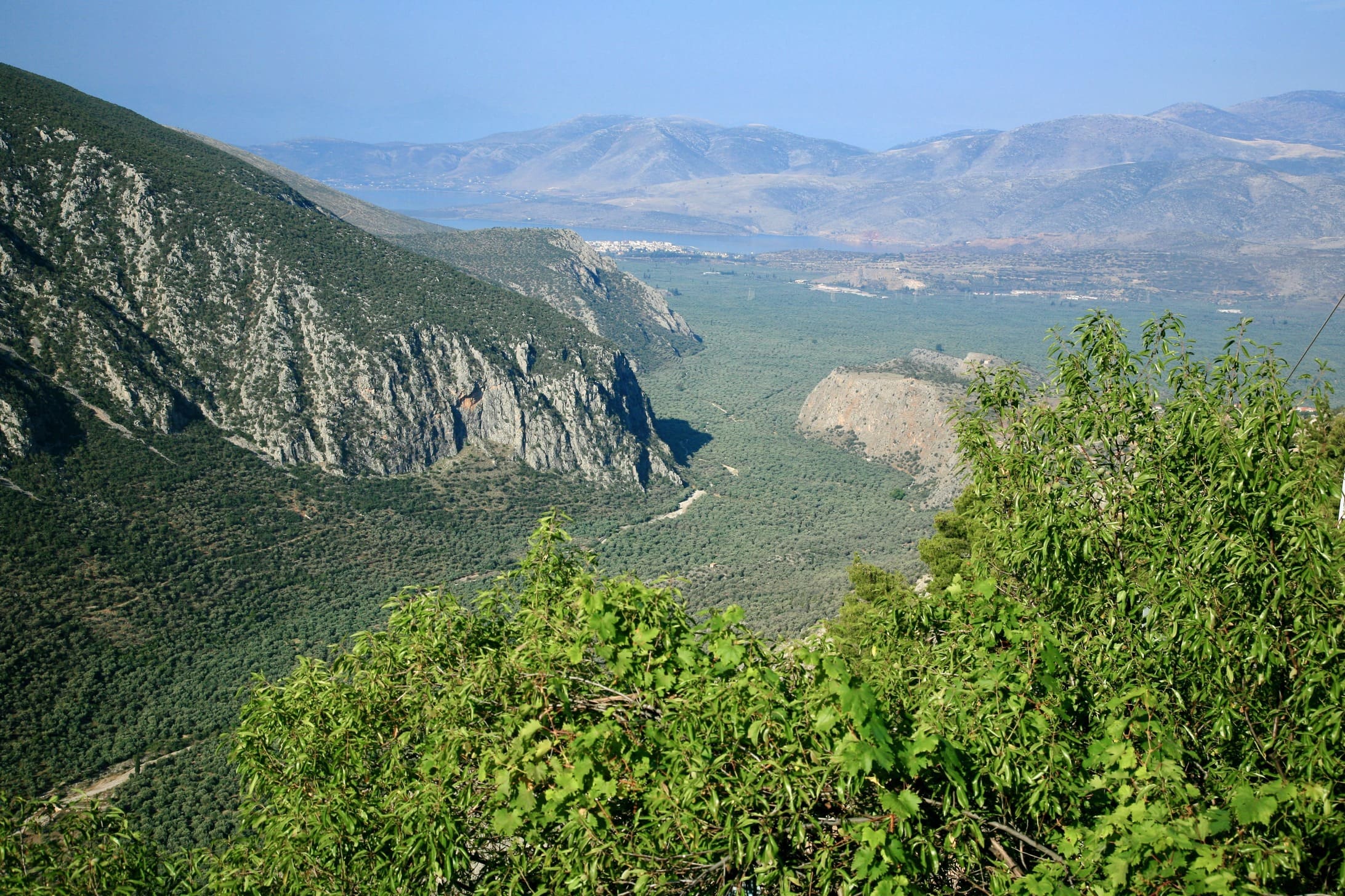Delfi ligger med en flot udsigt. Foto af Anders Stoustrup