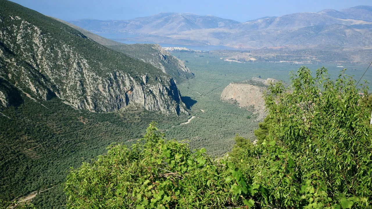 Delfi ligger med en flot udsigt. Foto af Anders Stoustrup