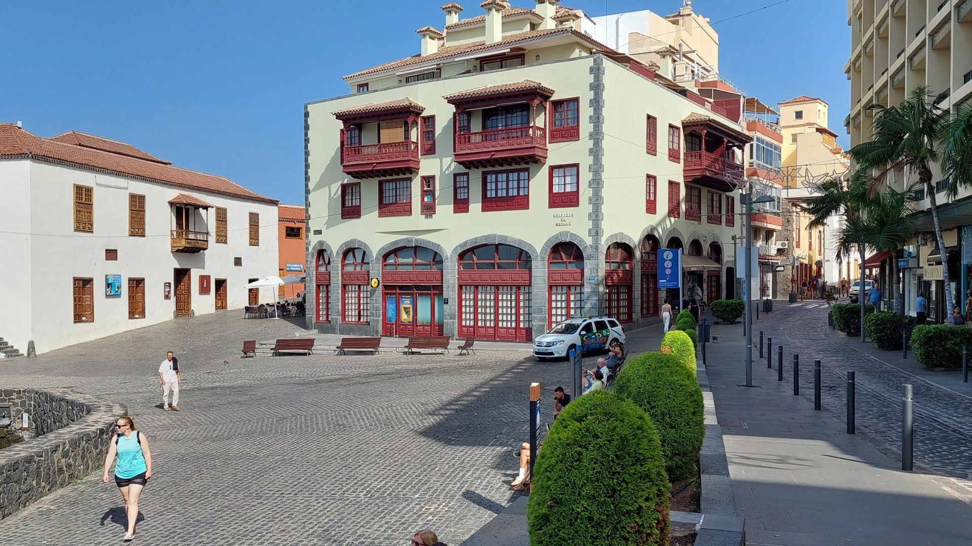 I flere byer ser man de karakteristiske træbalkoner udenpå husene. Foto Erik Holm