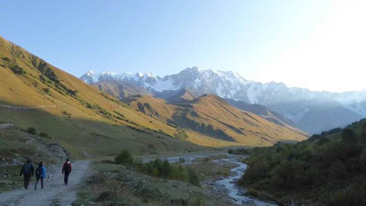 Vandreturen op til foden af shkhara bjerget er på ca. 9 km hver vej. Foto michael andersen