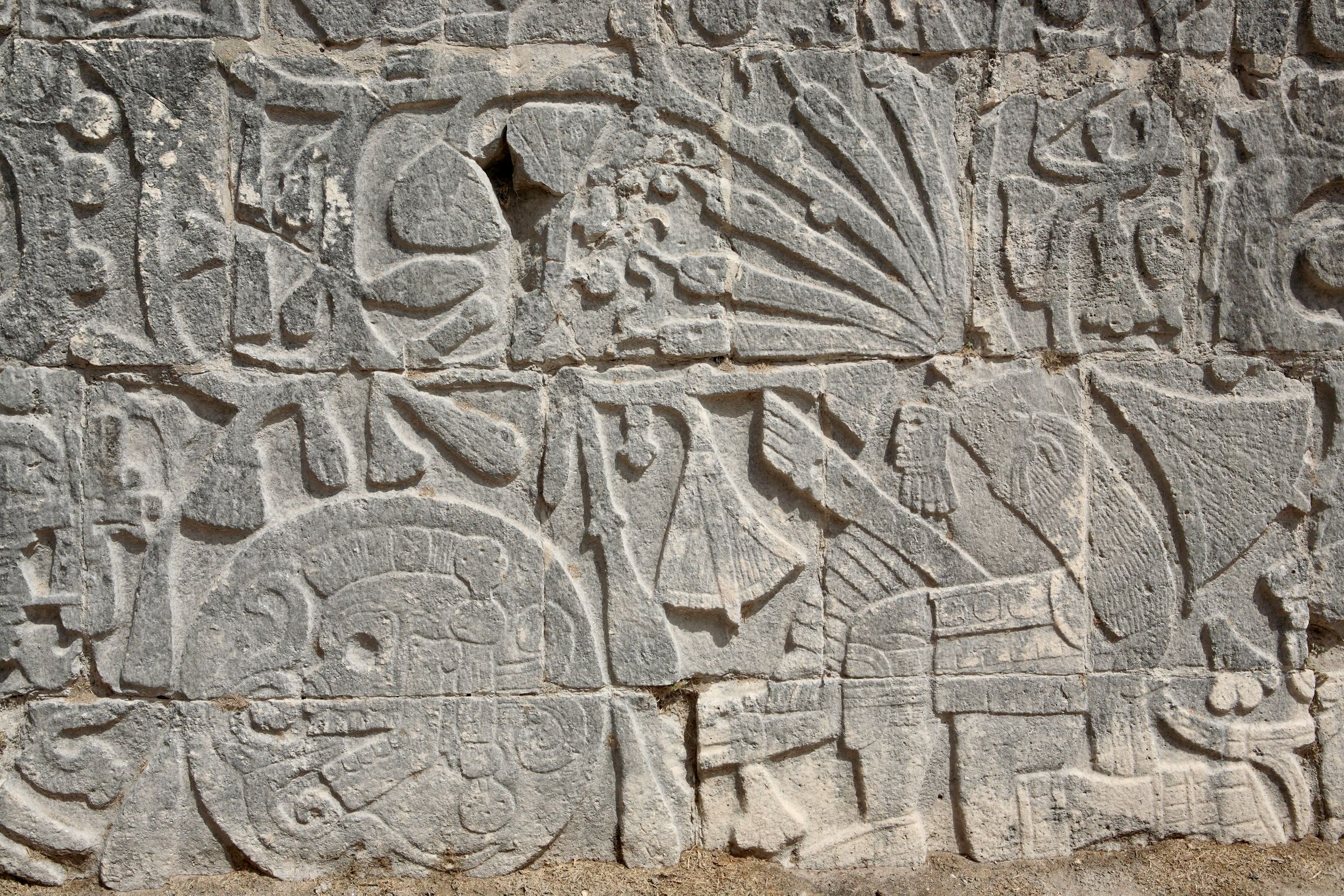 Relief på siden af boldbanen i Chichen Itza viser en drabelig kultur. Foto Anders Stoustrup