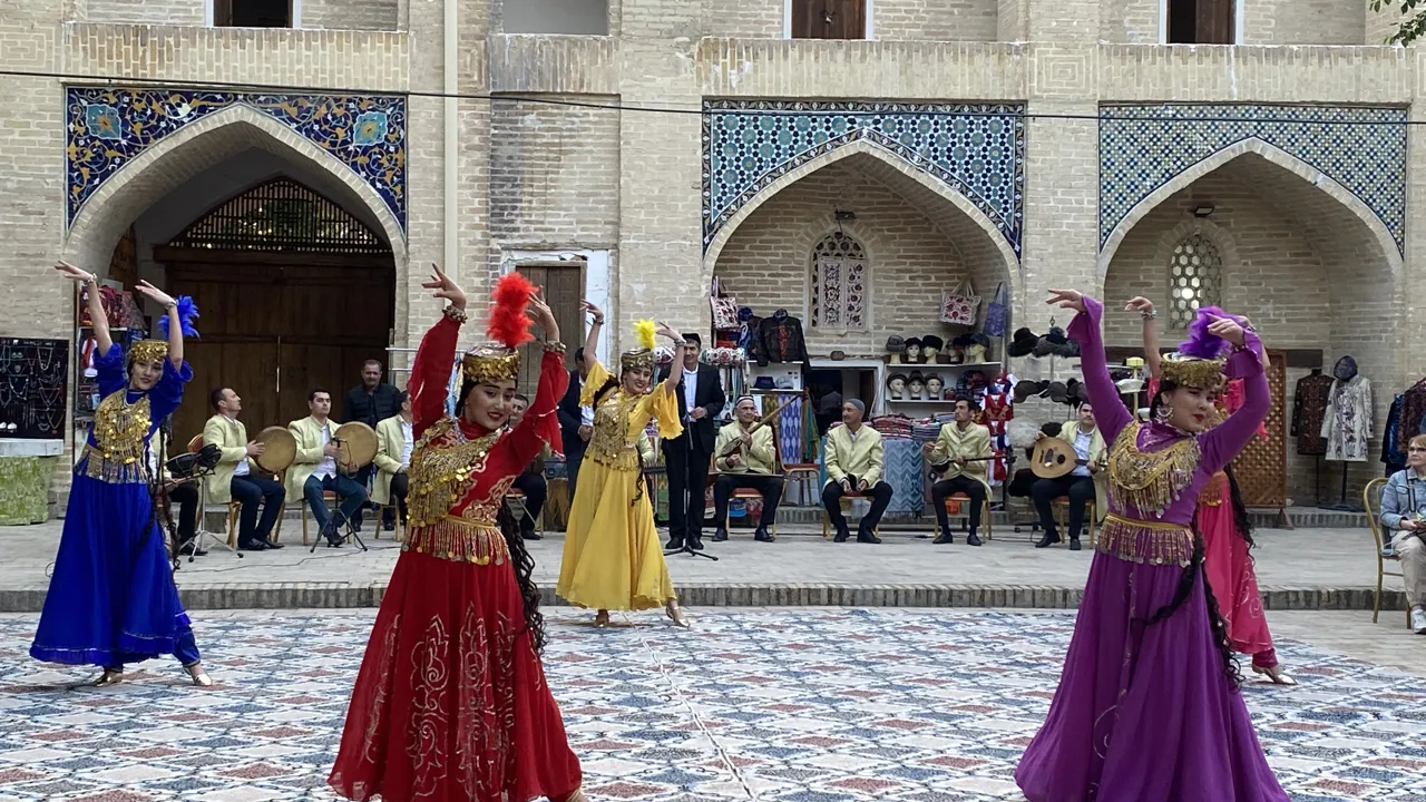 Vi oplever et folklore show i Bukhara. Foto Michael Høeg Andersen