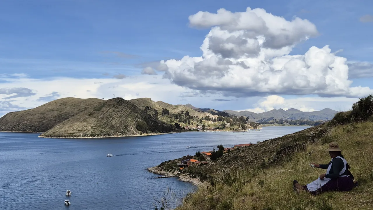 Vi sejler med båd til Soløen i Titicacasøen. Foto Henrik Bjerresø