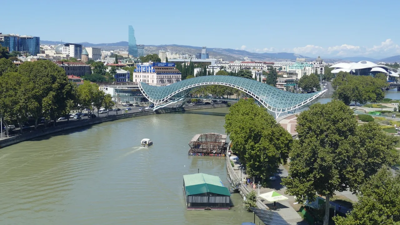 Tbilisi emmer af historie og moderne levet liv side om side. Foto Viktors Farmor