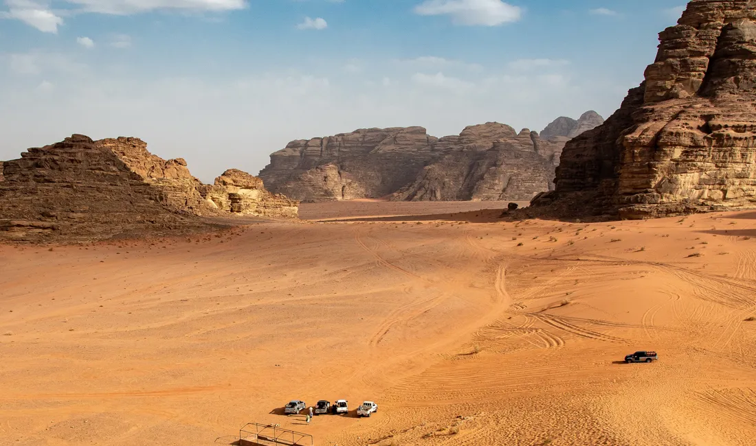 I Wadi Rum kører vi i 4-hjulstrukne pick-ups. Foto Kristian Garde