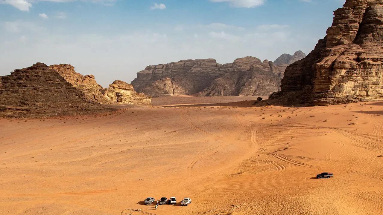 I Wadi Rum kører vi i 4-hjulstrukne pick-ups. Foto Kristian Garde