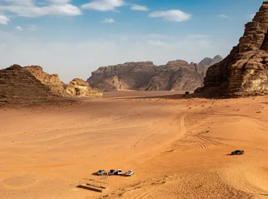 I Wadi Rum kører vi i 4-hjulstrukne pick-ups. Foto Kristian Garde