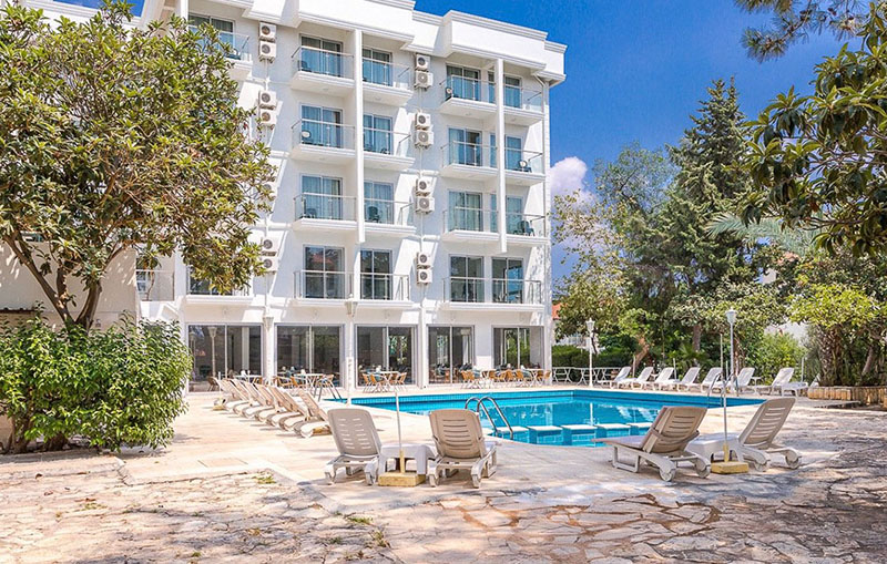 Et moderne hotel, 50 meter fra havet.