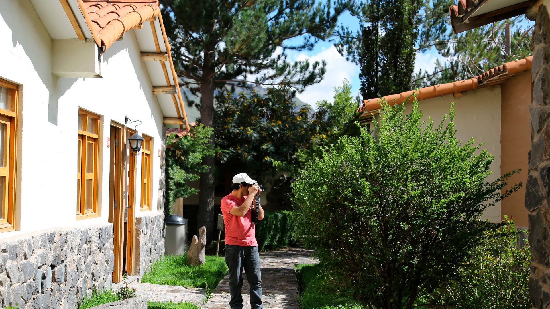 Dette rustikke og hyggelige hotel med stenbungalows placeret i et nydeligt udendørsareal er et dejligt sted til den overnatning vi har i Colcadalen. Foto Viktors Farmor