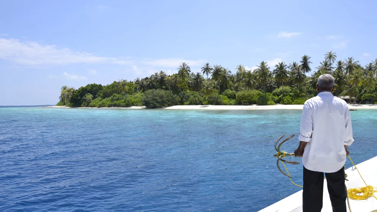 Vi besøger en af Maldivernes mange ubeboede øer. Foto Jonas Kalmark Vilsbøll