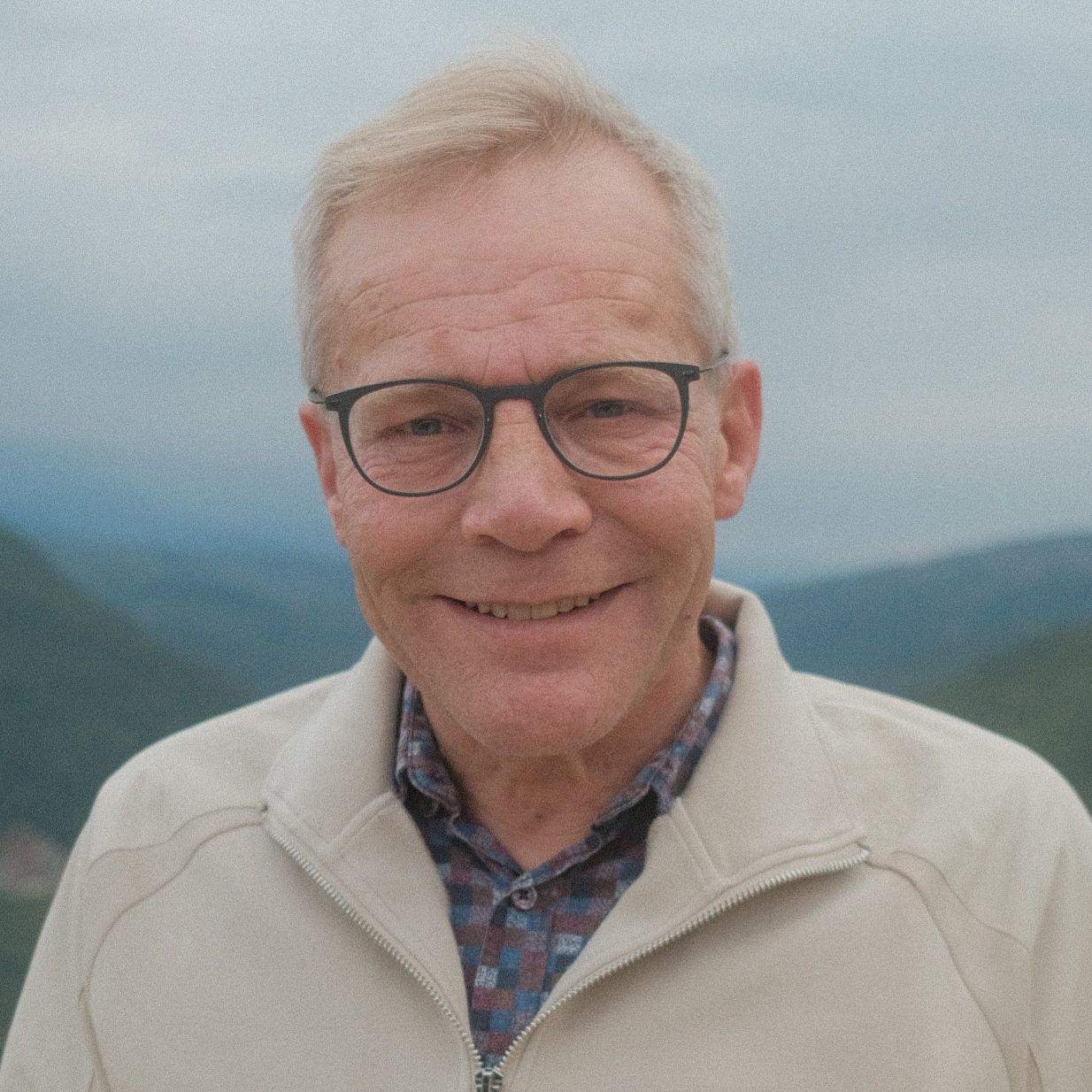 Rejseleder, Viktors far og medejer af Viktors Farmor - Esben Gynther
