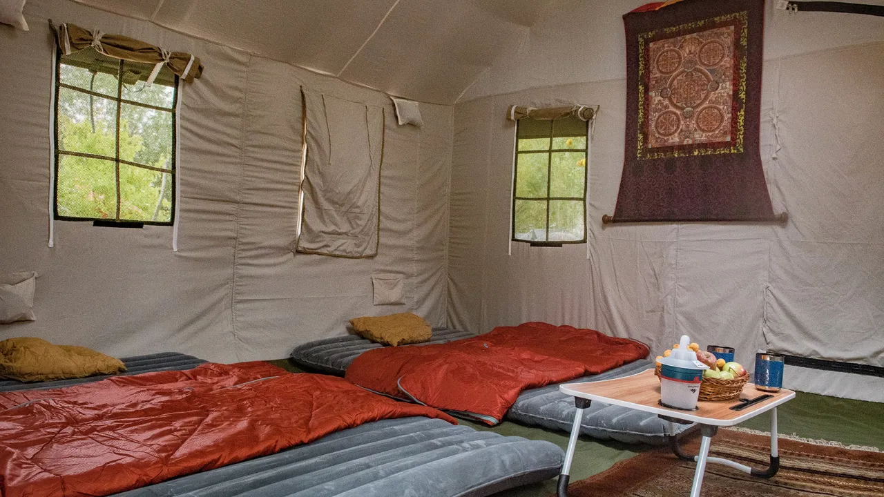 Et kig ind i de telte, som vi overnatter i nogle dage på rejsen. Foto Viktors Farmor