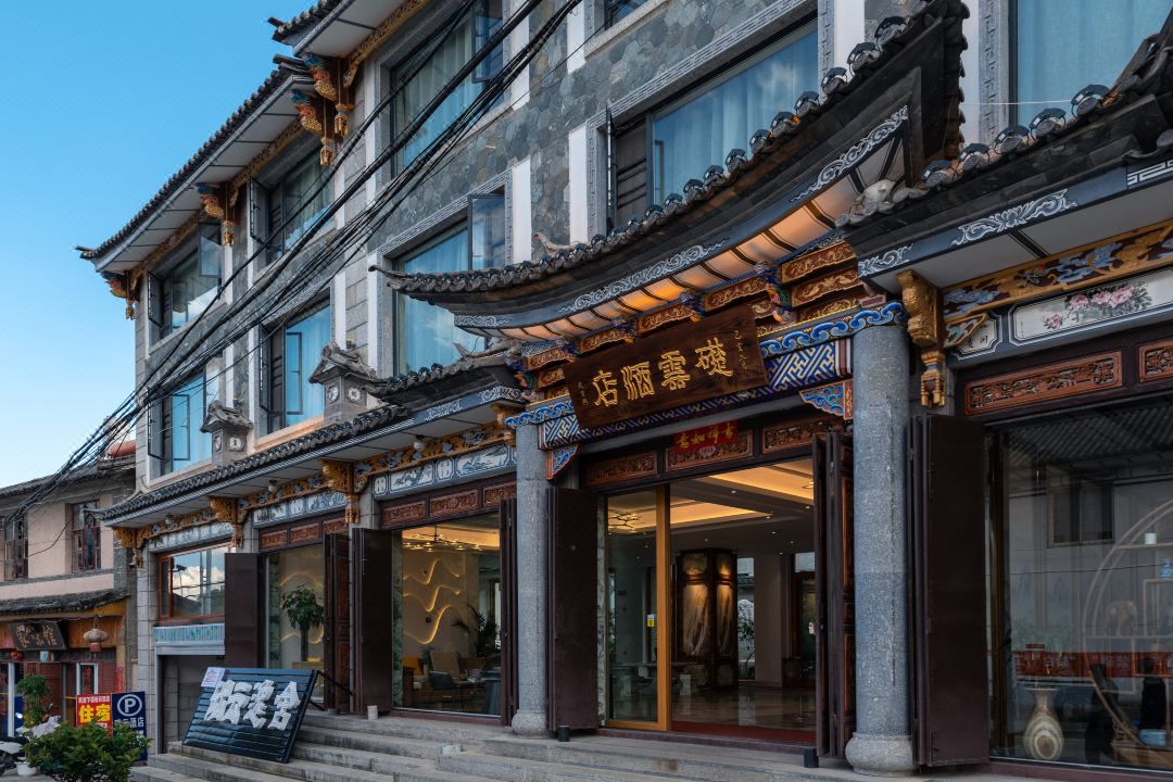 På rejsen til Sichuan og Yunnan bor vi på Dali Chunyun Hotel i Dali, som er inspireret af Bai-folkets byggestil
