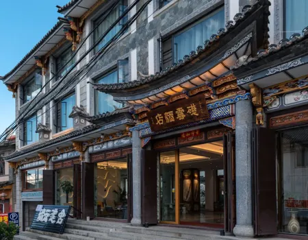 På rejsen til Sichuan og Yunnan bor vi på Dali Chunyun Hotel i Dali, som er inspireret af Bai-folkets byggestil
