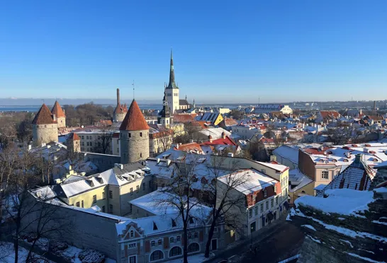 Sne og solskin i Estlands hovedstad Tallinn, hvor rejsen starter. Laura Lyhne Christensen