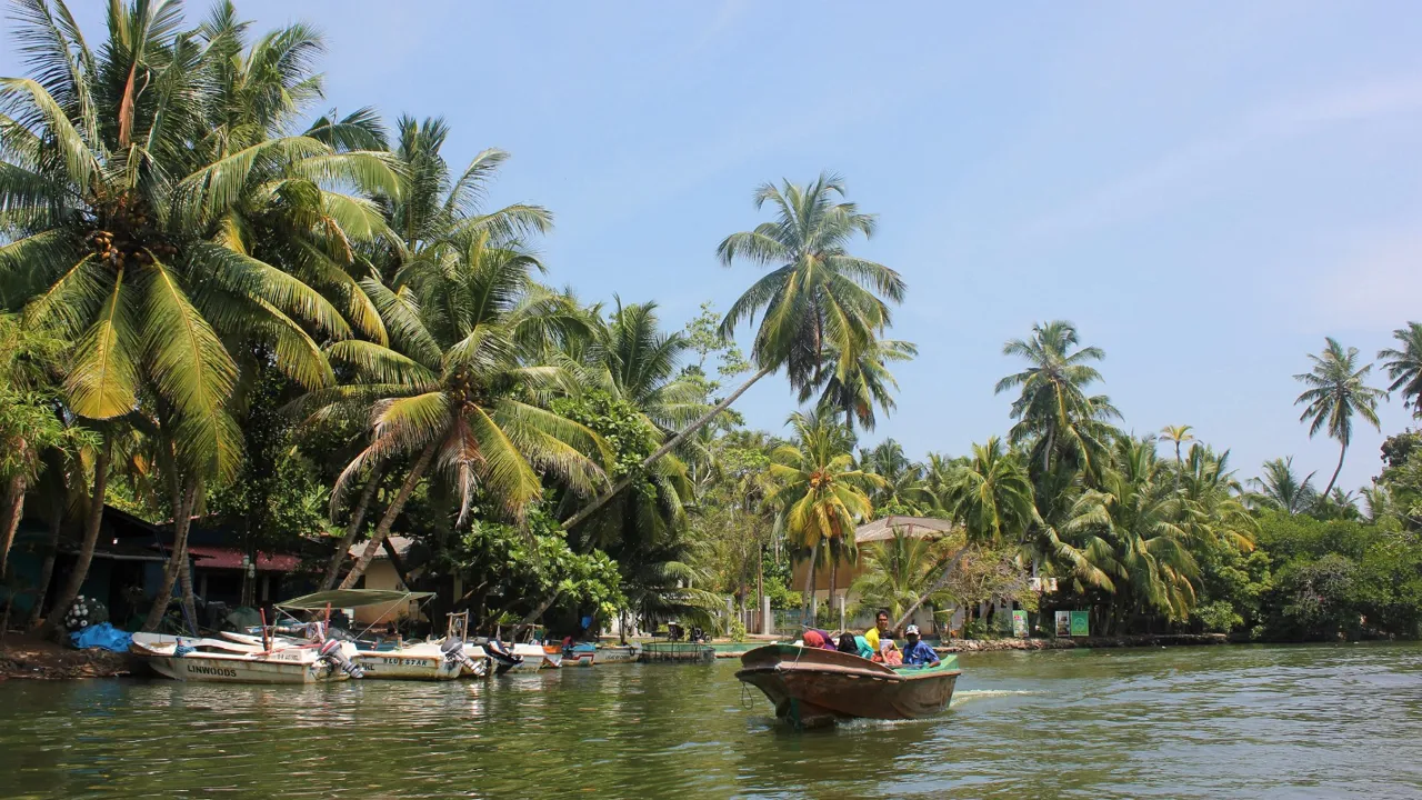 Vi tager på bådtur op ad den brede Madu flod. Foto Rune Bach Bjerrum