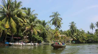Vi tager på bådtur op ad den brede Madu flod. Foto Rune Bach Bjerrum