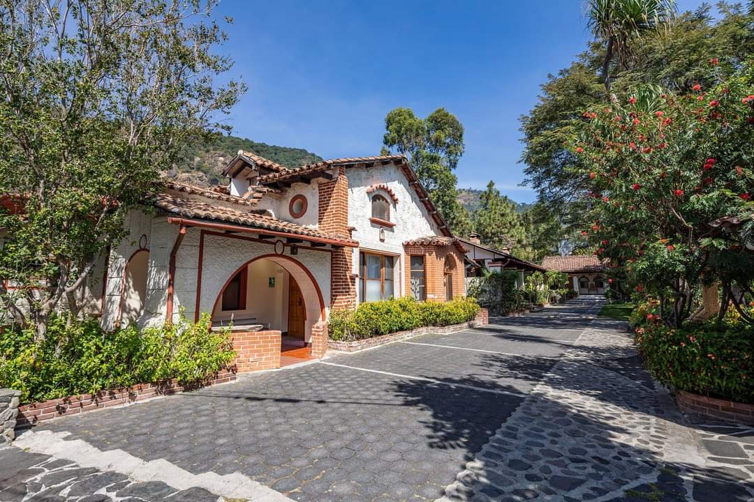 Ligger centralt i Panajachel, kun få minutters gang fra søbredden. 