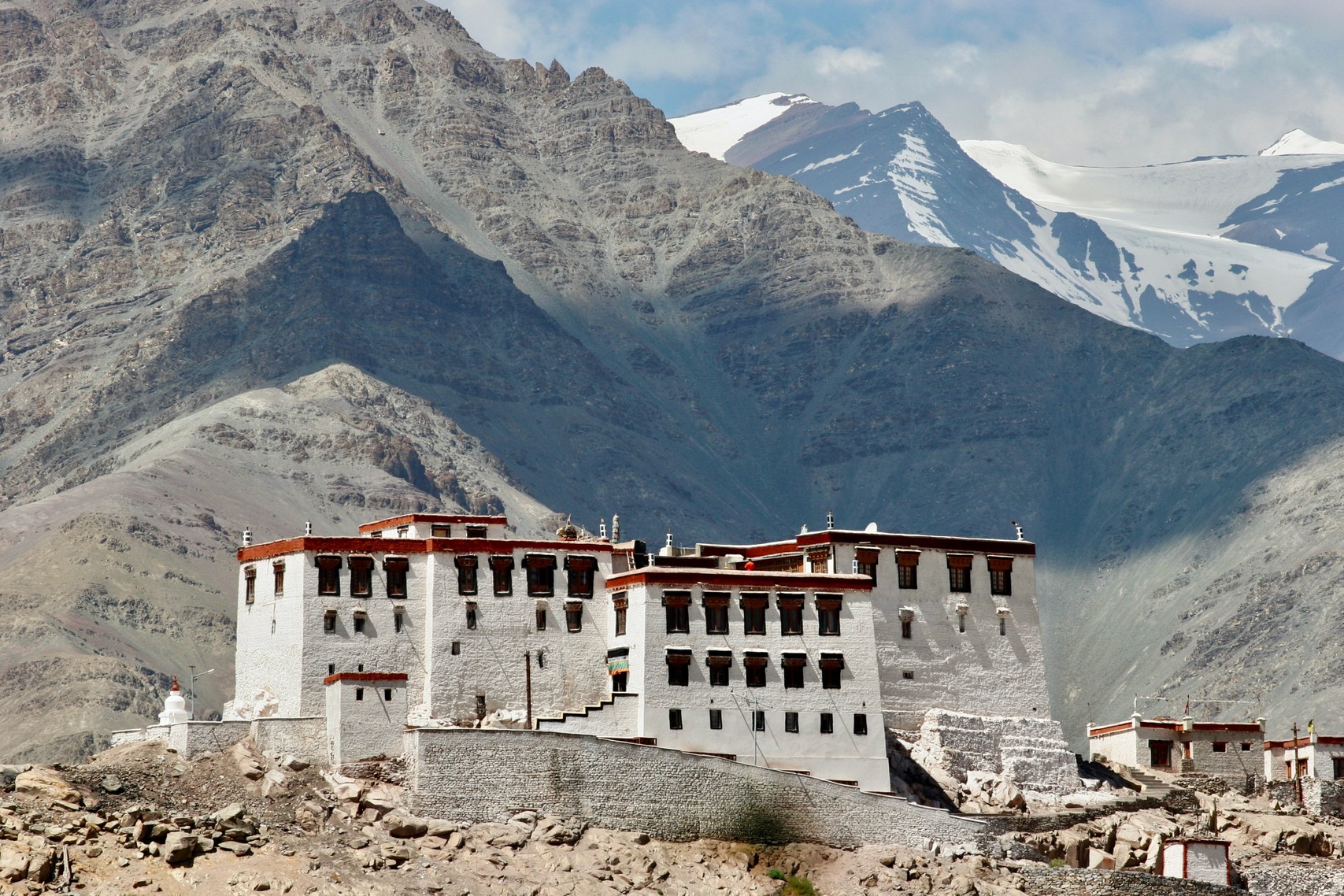 Mange klostre i Ladakh ligger spektakulært mellem bjergene - her er det Hemis-klosteret. Foto Finn Hansen