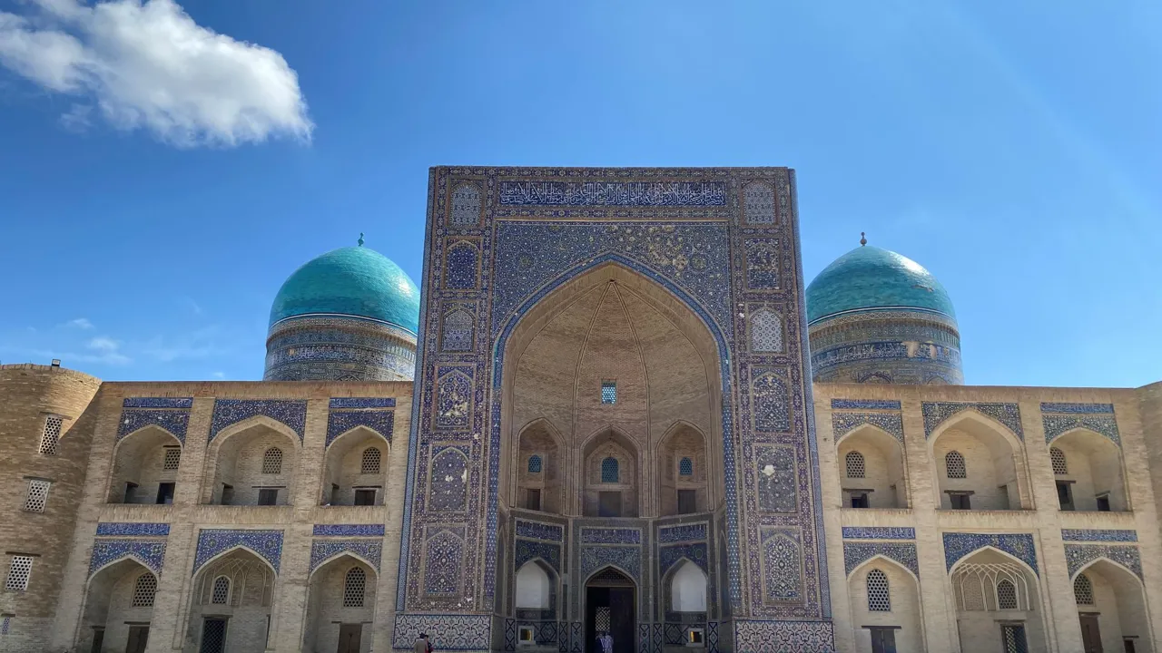 Gårdspladsen i Miri-Arab Madrasa i Bukhara. Foto Michael Høeg Andersen