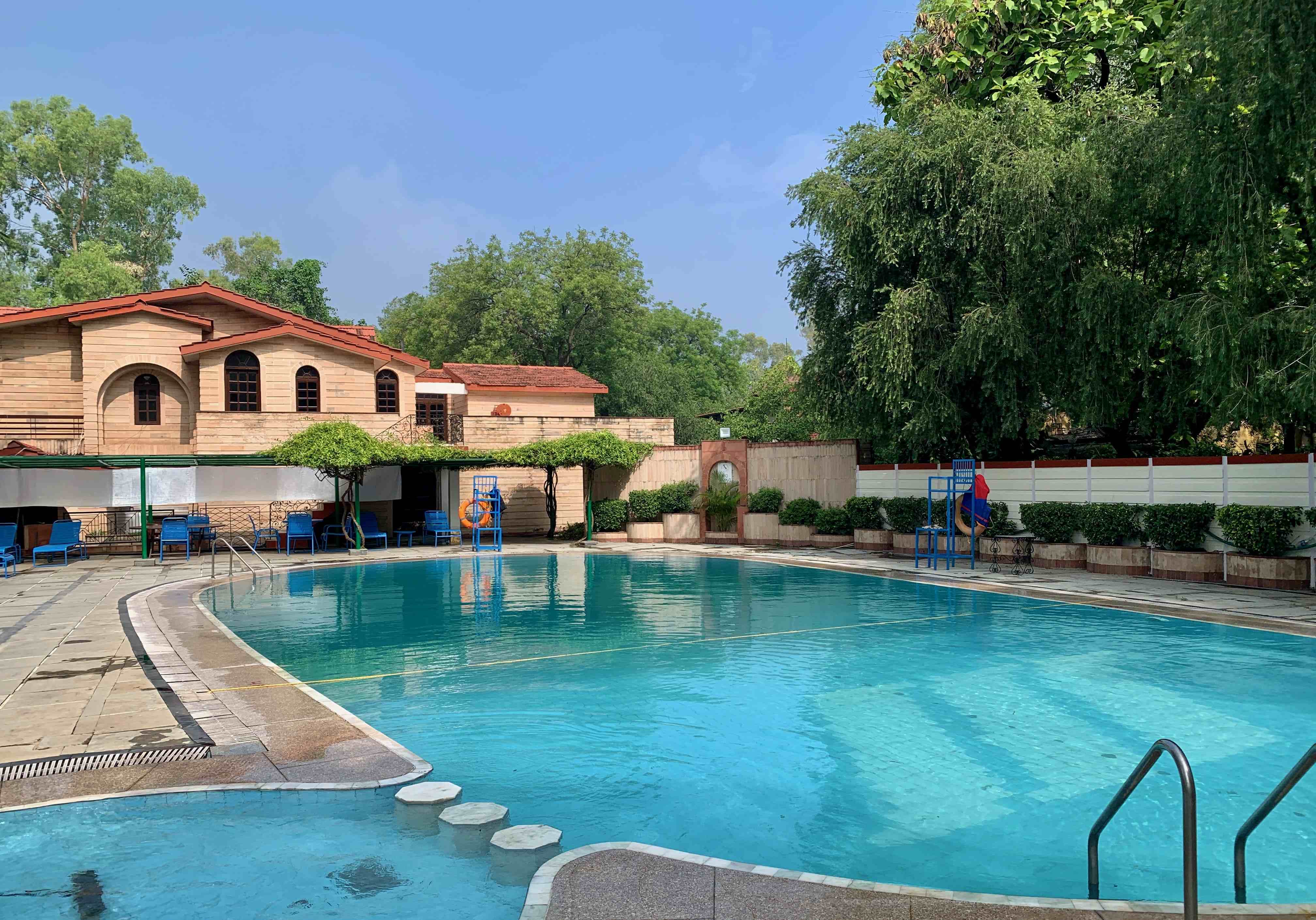 Stilen på Ashok Country Resort i Delhi er tydeligt inspireret af den britiske kolonitid med marmorgulv og stor trappe i foyeren. 