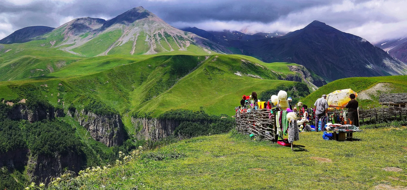 Man kan være heldig at finde traditionelle kaukasiske fåreskindshuer til salg i Kaukasus-regionen. Foto Richard Mcall