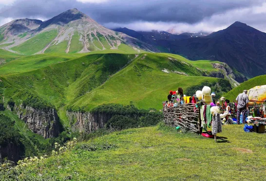 Man kan være heldig at finde traditionelle kaukasiske fåreskindshuer til salg i Kaukasus-regionen. Foto Richard Mcall