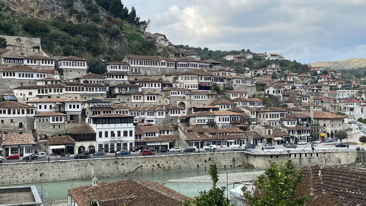 Byen Berat i Albanien har også kaldenavnet 'Byen med de tusind vinduer'. Foto Laura Lyhne