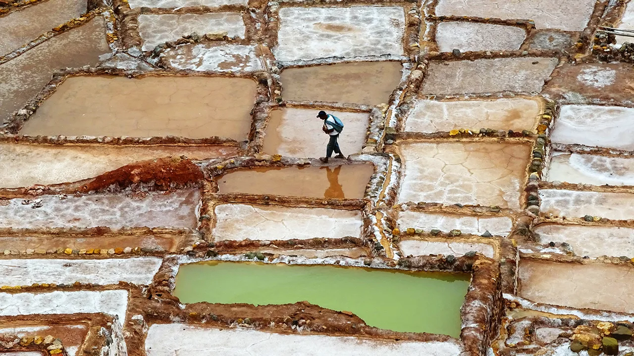 En saltbonde ved saltbassinerne i Maras. Vi kommer vidt omkring på vores 18 dage. Foto Kurt Rasmussen