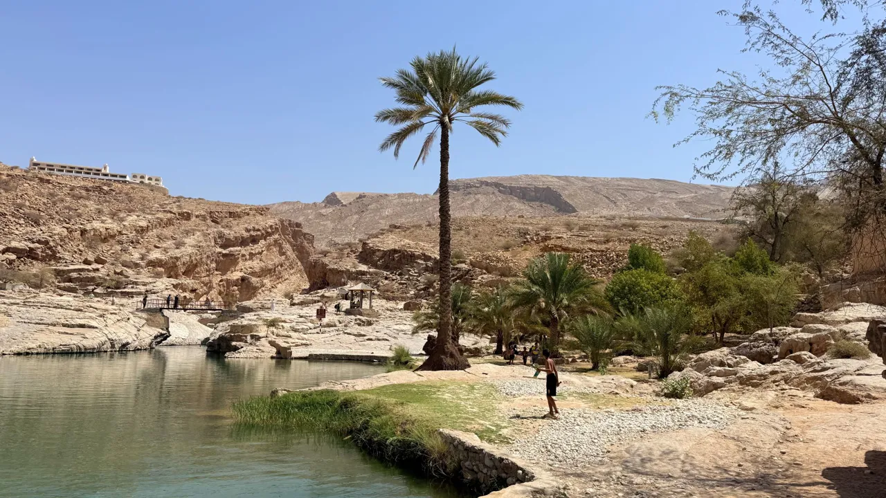 Ved Wadi Bani Khalid er det muligt at gå dybere ind i wadien og lade sig køle ned i det friske vand. Foto Anja Schmidt