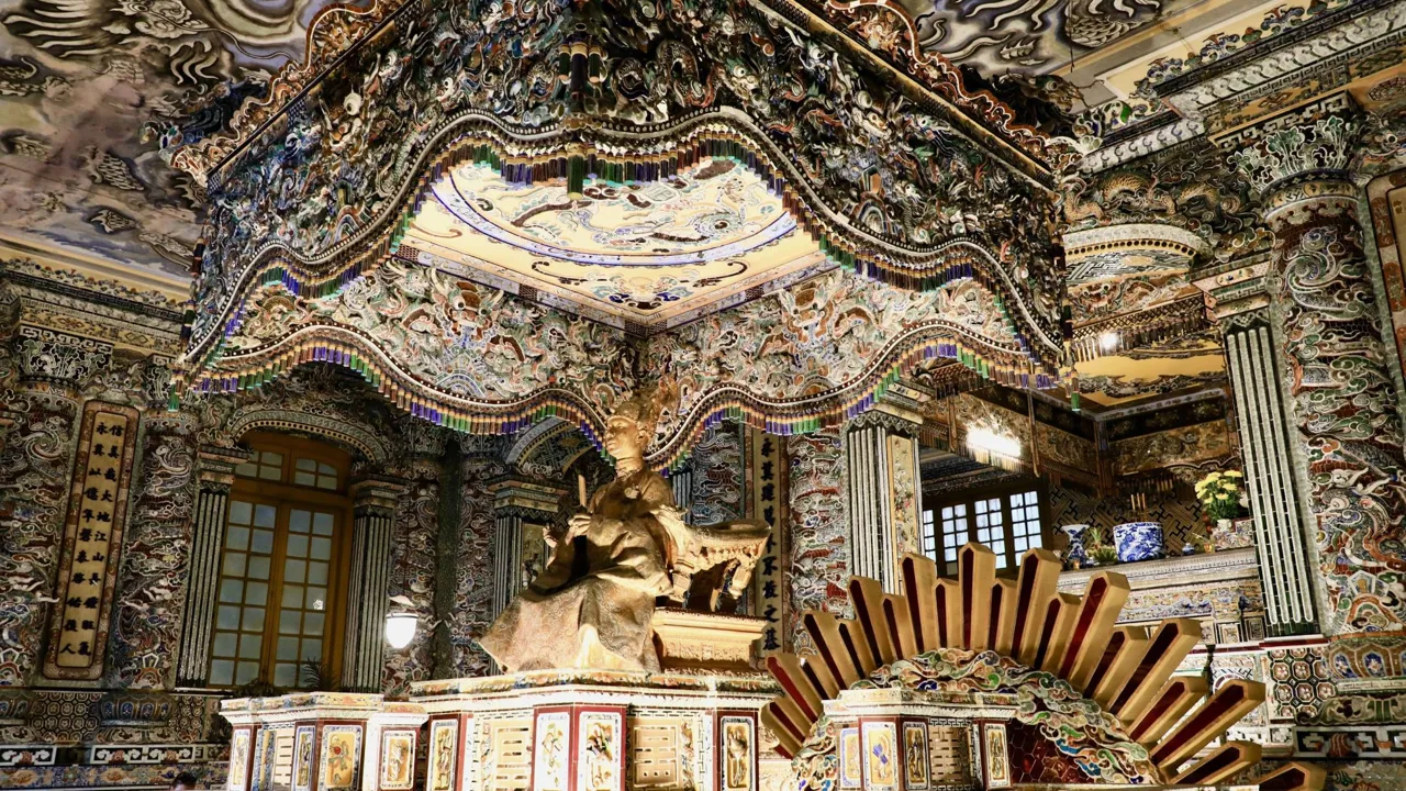 Ved Hue besøger vi et par af de overdådige kejsergrave. Foto af Anders Stoustrup