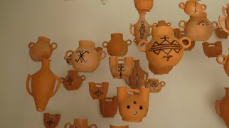Symboler på lerkrukker. Foto Kirsten Gynther Holm