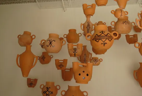 Symboler på lerkrukker. Foto Kirsten Gynther Holm