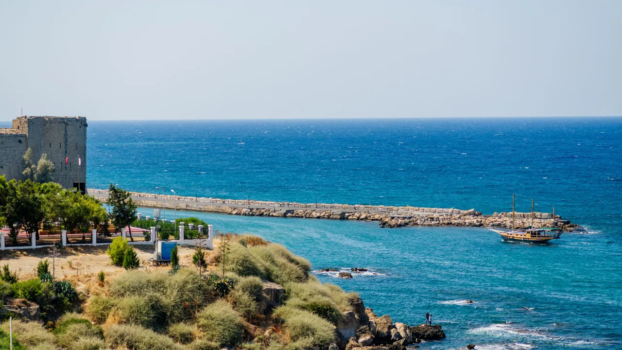 Fra vores hotel er der udsigt til Kyrenia Slot, der i århundreder har vogtet over kysten. Foto Viktors Farmor