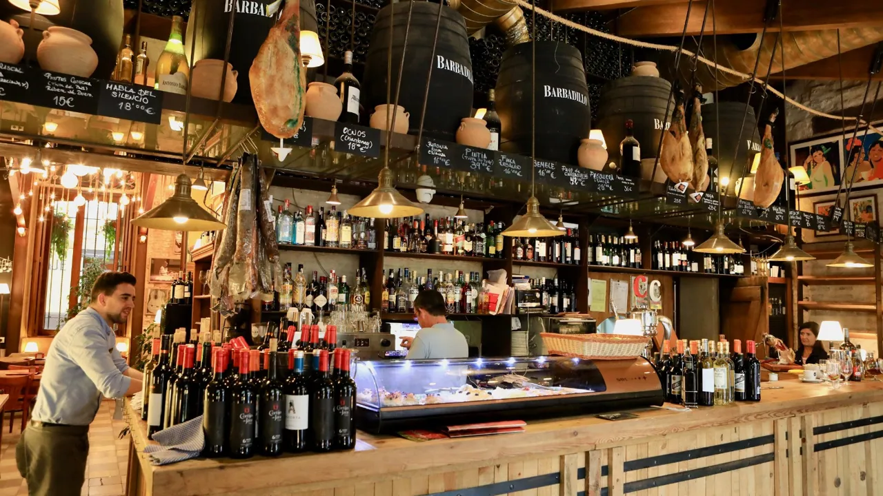 Tapas-barerne ligger tæt i Sevilla. Foto Anders Stoustrup