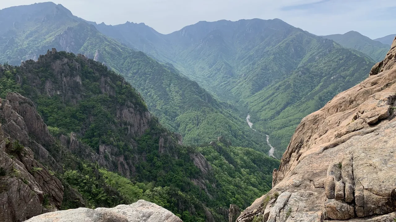 En tur med svævebanen i Seroraksan nationalparken giver en flot udsigt fra toppen. Foto af Ib Larsen