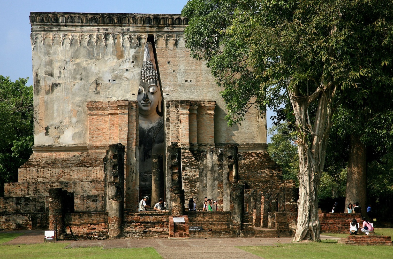 Templet Wat Si Chum i Sukhothai gemmer på en kæmpe Buddha. Foto af Anders Stoustrup