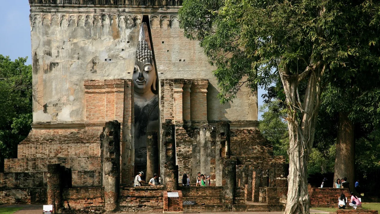 Templet Wat Si Chum i Sukhothai gemmer på en kæmpe Buddha. Foto af Anders Stoustrup