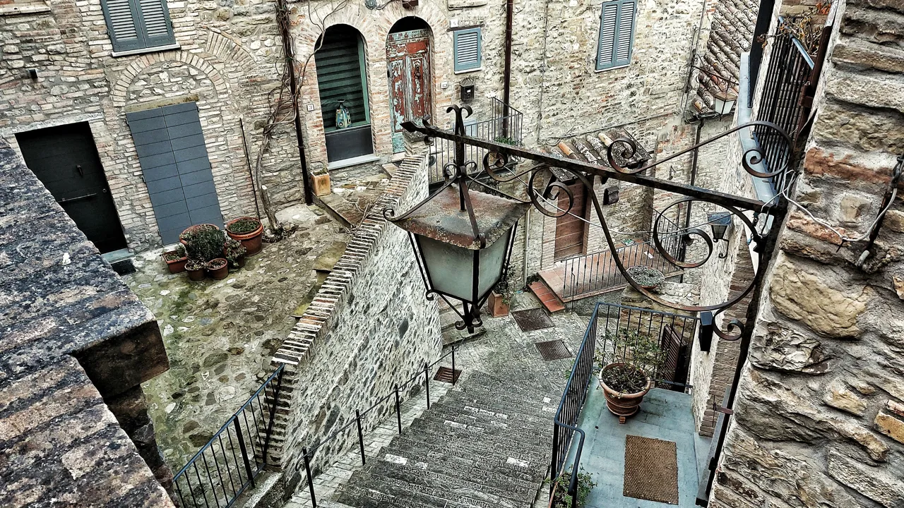 De middelalderlige gader indbyder til slentreture. Foto Lene Brøndum