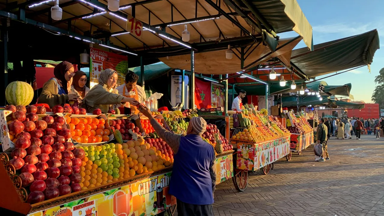 Friskpresset juice kan købes for få kroner på fna pladsen i marrakesh. Foto af Anders Stoustrup
