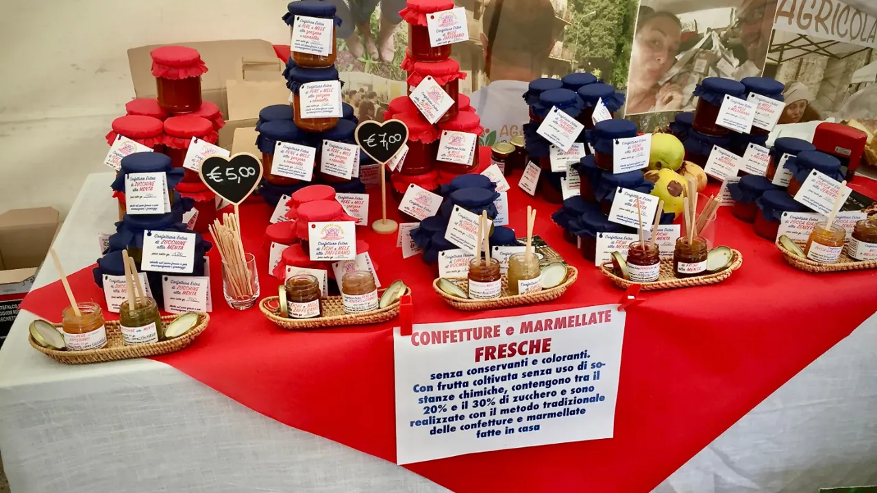 Smagsprøver på de lokale produkter. Foto Lene Brøndum