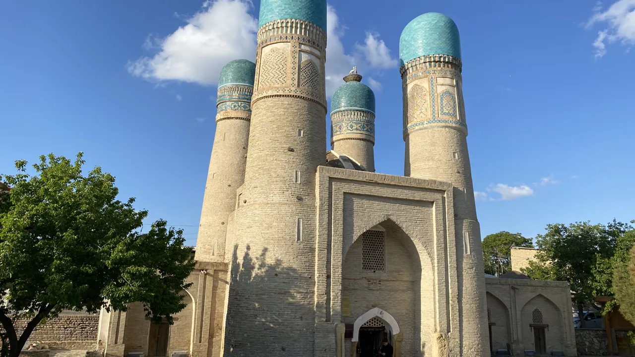 Bukharas Chor Minor Madrassa med de 4 tårne. Foto Michael Høeg Andersen