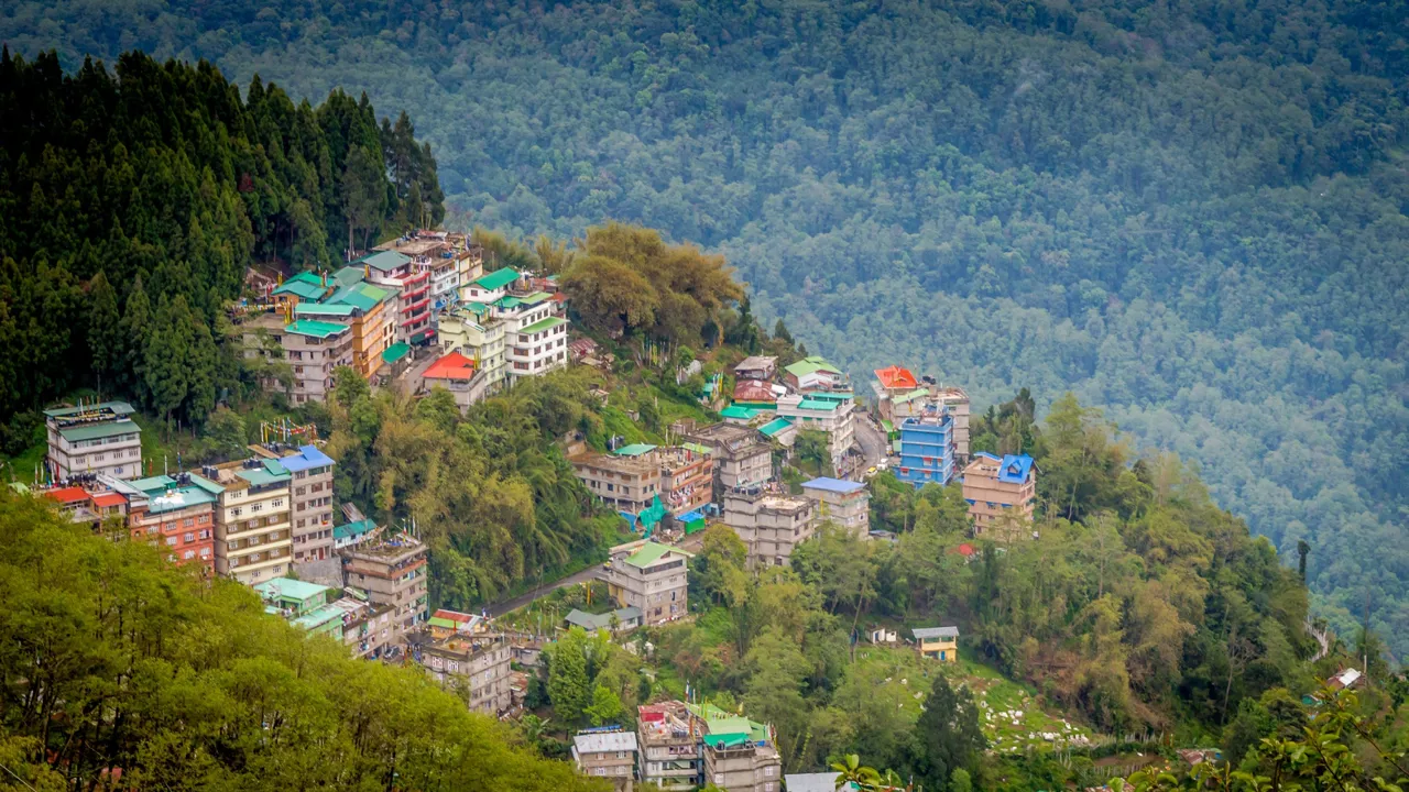 Gangtok, hovedstaden i Sikkim, set fra oven. Foto Viktors Farmor