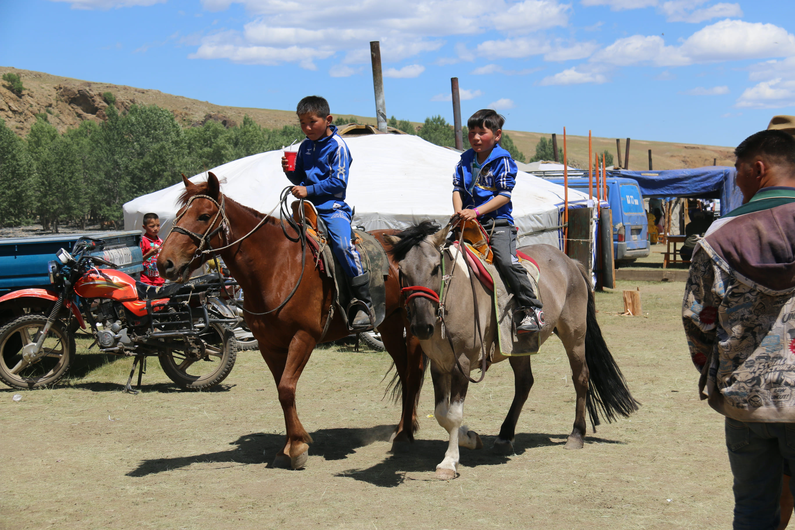 De lokale børn lærer at ride i en tidlig alder og ses ofte på hesteryg. Foto Anja Schmidt