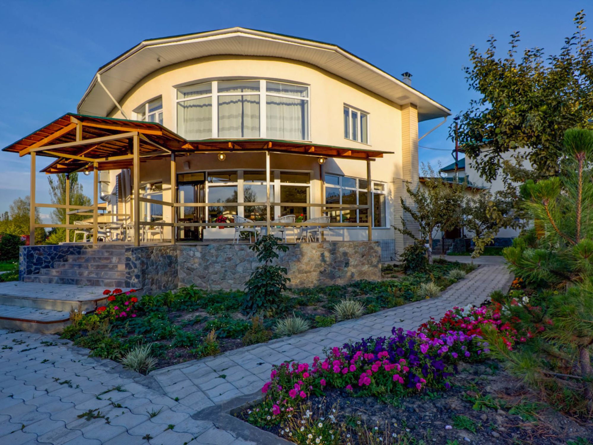 Hotellet er drevet af en lokal familie i Karakol og er vokset fra et lille hjem til et charmerende boutiquehotel.