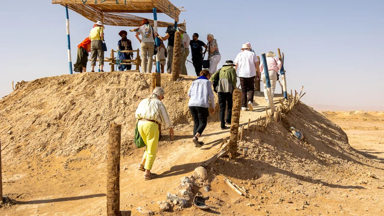 Et sindrigt system af trappebrønde førte tidligere vand til ørkenområderne. Foto Verner Rud