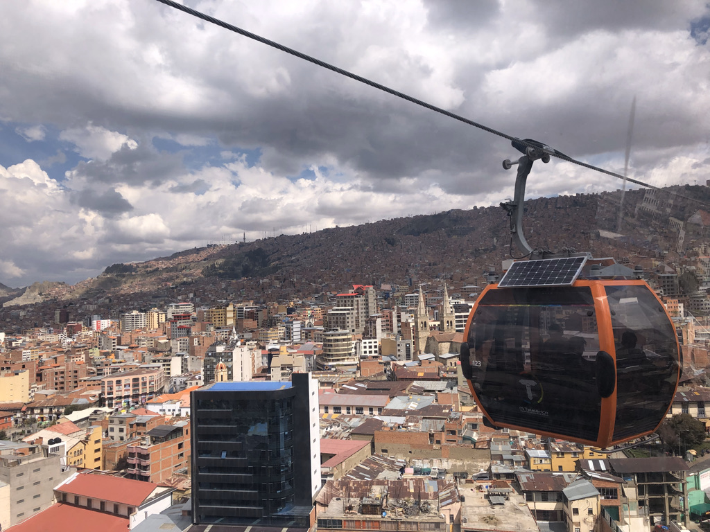 Hovedstaden i Bolivia er fyldt med kabelbaner hen over byens tage. Foto Zacharias Tejg Krunderup